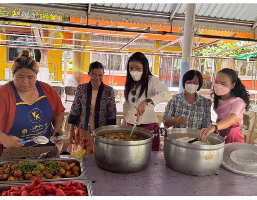 ลงพื้นที่สุ่มตรวจการดำเนินงานโครงการอาหารกลางวันของโรงเรียนในสังกัด