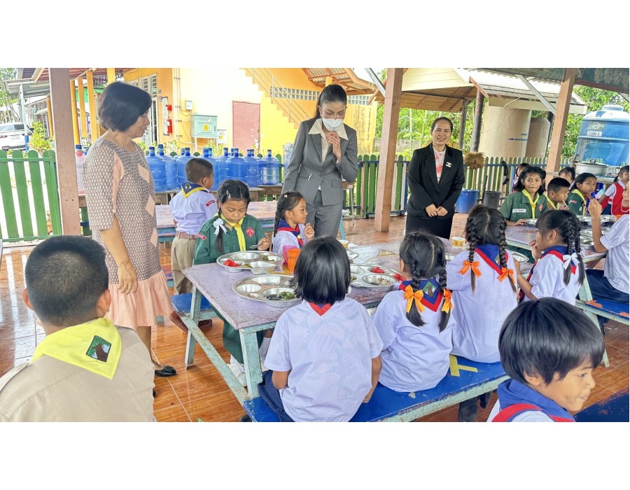 ลงพื้นที่สุ่มตรวจการดำเนินงานโครงการอาหารกลางวันของโรงเรียนในสังกัด