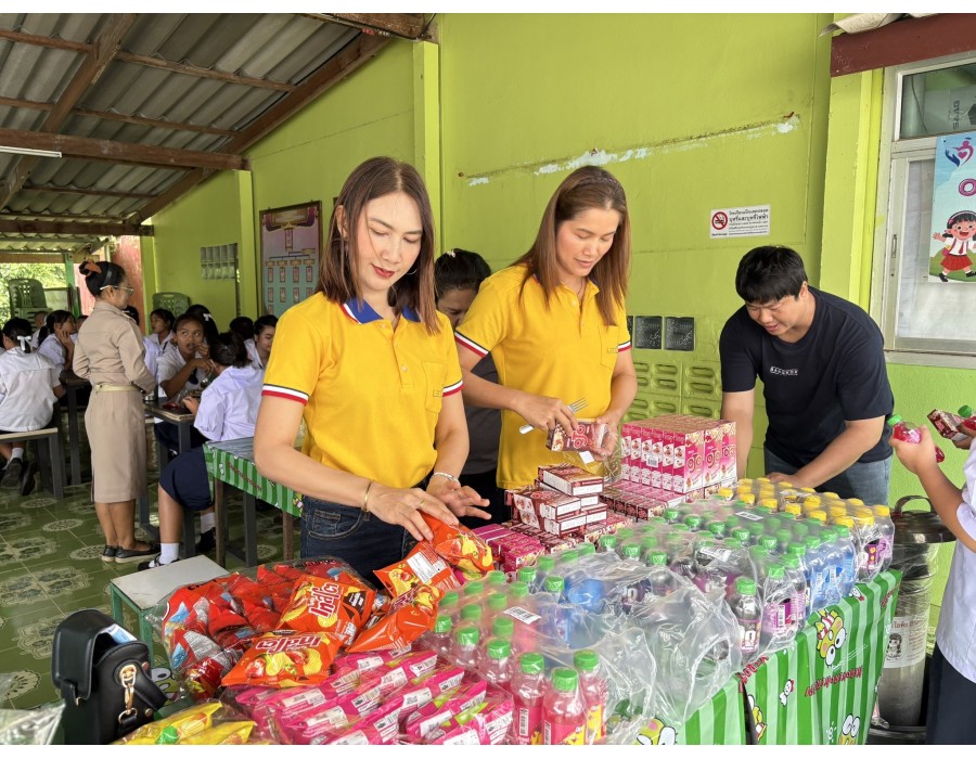 ผู้ใหญ่ใจดีมอบขนมและไอศกรีมมามอบให้ทางโรงเรียนบ้านโคกกระท้อน