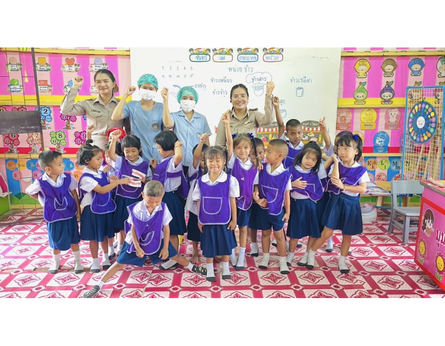 การตรวจสุขภาพช่องปาก  และเคลือบฟลูออไรด์ นักเรียนปฐมวัย