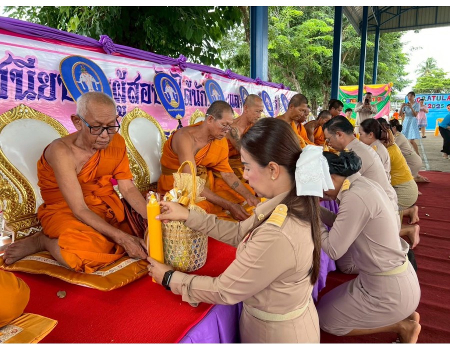 พิธีมอบประกาศนียบัตรให้ผู้สอบไล่นักธรรมตรี โท เอก โรงเรียนบ้านวังดินสอ