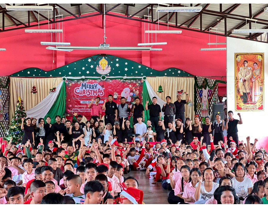 กิจกรรมคริสต์มาส กิจกรรมในวันนี้จัดขึ้นเพื่อร่วมเฉลิมฉลอง วันพระคริตสมภพของพระเยซู ผู้เป็นศาสดาสูงสุดของชาวคริสต์ทั่วโลก และทางโรงเรียนได้รับ การอนุเคราะห์จาก ✨- ท่านผู้ใหญ่ใจดี ได้แก่ คุณโสภณัฐและคุณภัทราพร เสารีธรณกุล (ครอบครัว) พร้อมคณะ -✨?