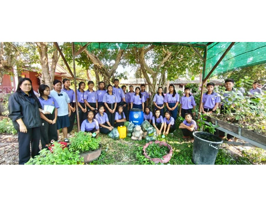 การสาธิตการทำปุ๋ยน้ำหมักชีวภาพจากเศษผักผลไม้